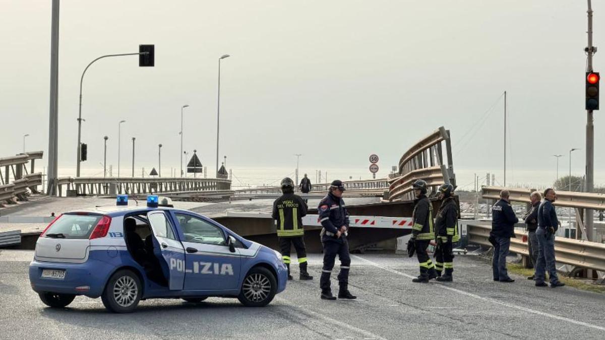 Crolla viadotto della Fipili nel porto di Livorno: strada interrotta, indagini in corso