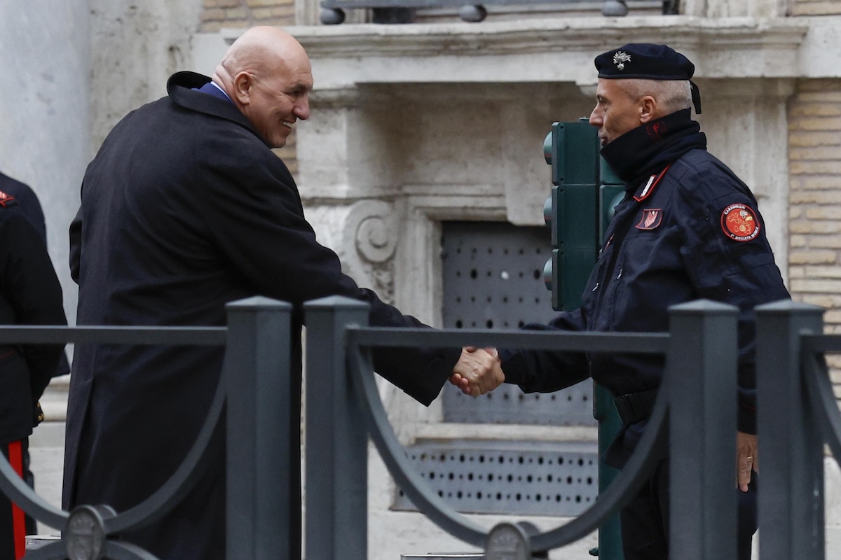 Crosetto: «Gli Stati Uniti devono chiedere l'uso della base di Sigonella per operazioni di guerra»