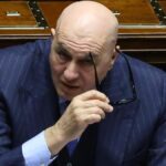 Crosetto rientra da Dubai con volo militare amid controversy, opposizione attacca