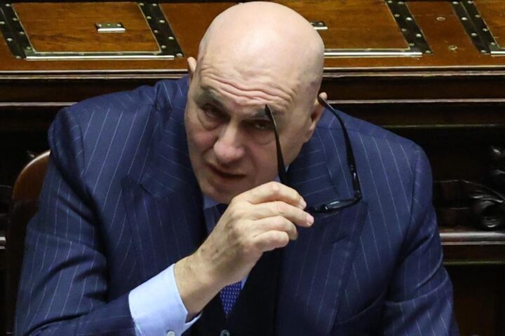 Crosetto rientra da Dubai con volo militare amid controversy, opposizione attacca