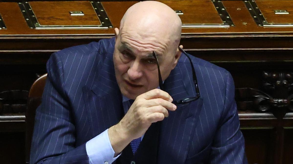 Crosetto rientra da Dubai con volo militare amid controversy, opposizione attacca