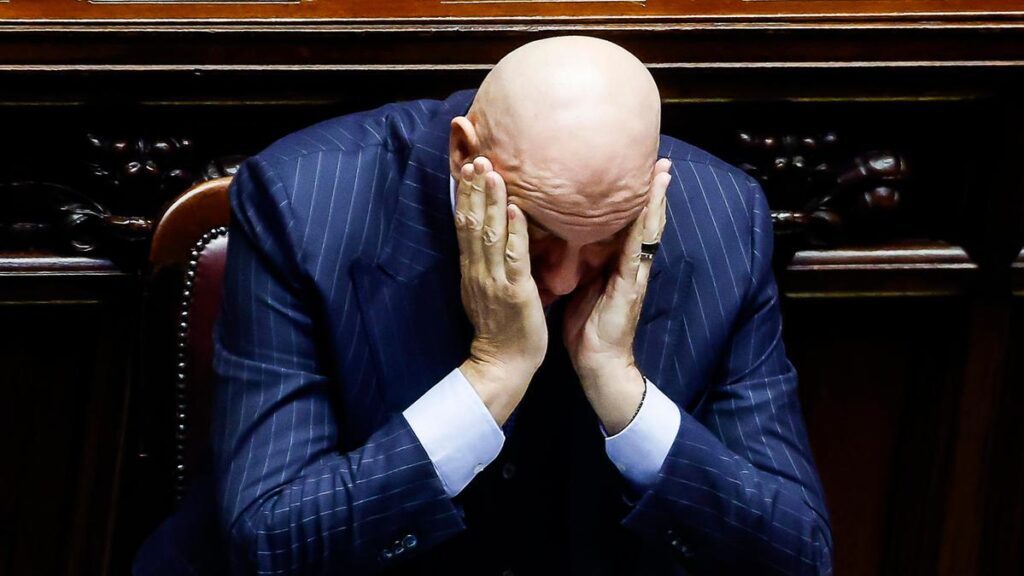 Crosetto torna in Italia con aereo militare dopo bloccaggio a Dubai, polemiche in aumento