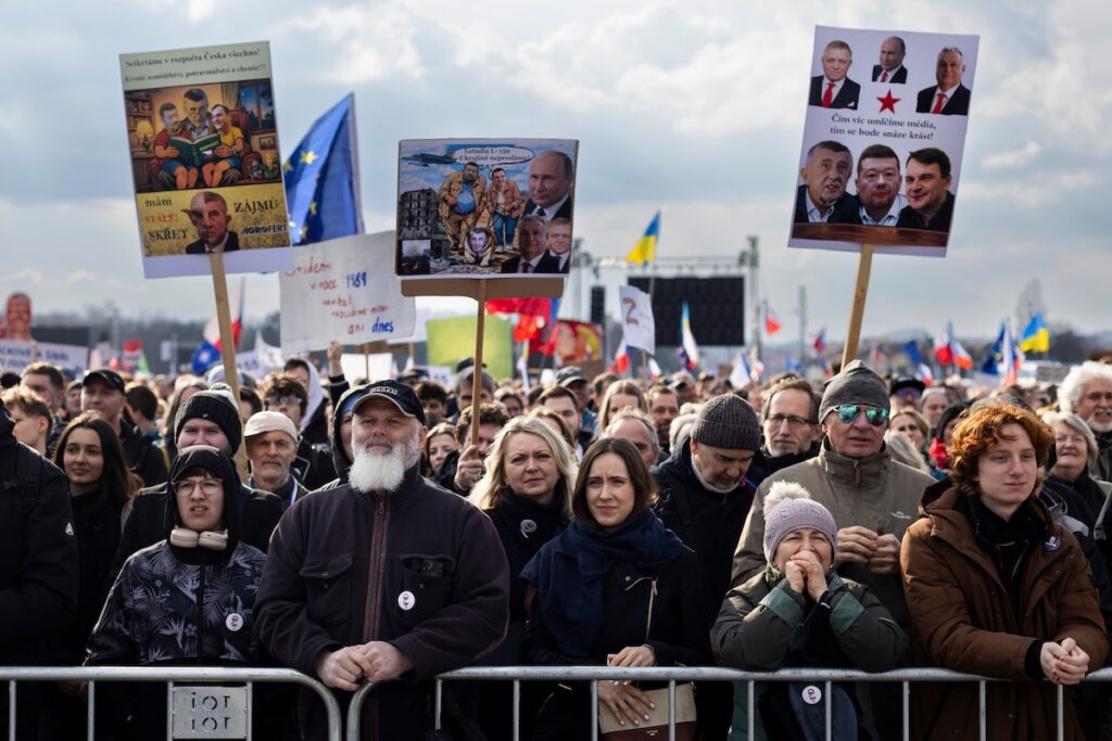 Decine di migliaia di persone manifestano a Praga contro il governo di Andrej Babis