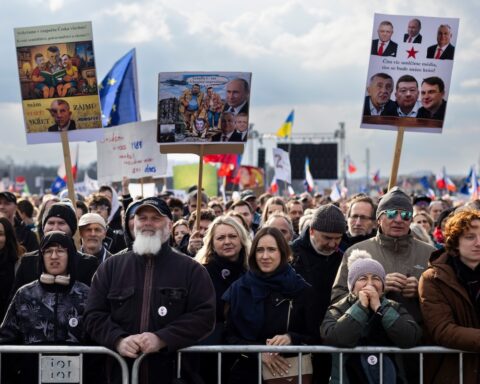 Decine di migliaia di persone manifestano a Praga contro il governo di Andrej Babis
