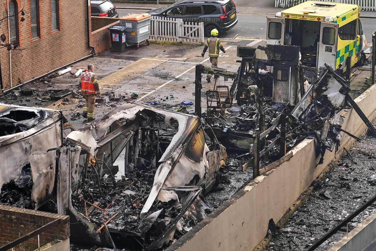Due uomini arrestati a Londra per incendio di ambulanze di un'associazione ebraica