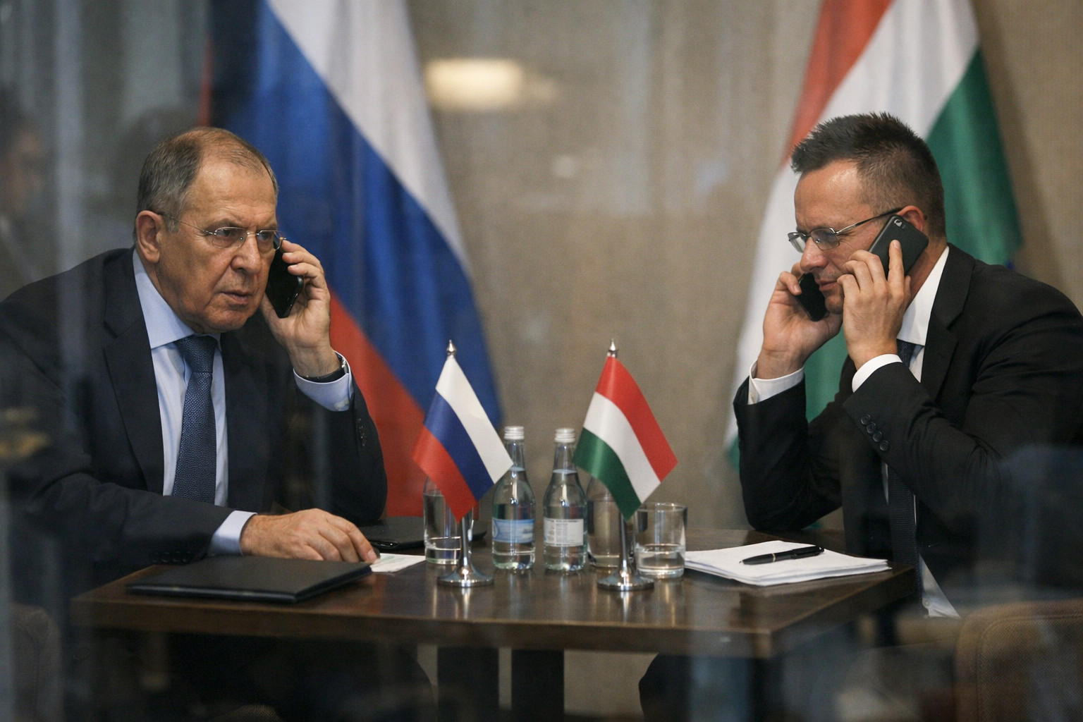 Le telefonate compromettenti: Lavrov e il ministro ungherese nella rete delle pressioni russe