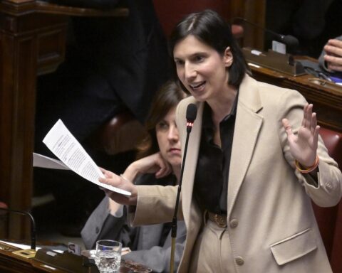 Elly Schlein critica il governo: «È normale che Tajani parli mentre Meloni è alla radio?»