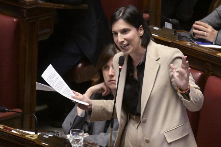 Elly Schlein critica il governo: «È normale che Tajani parli mentre Meloni è alla radio?»