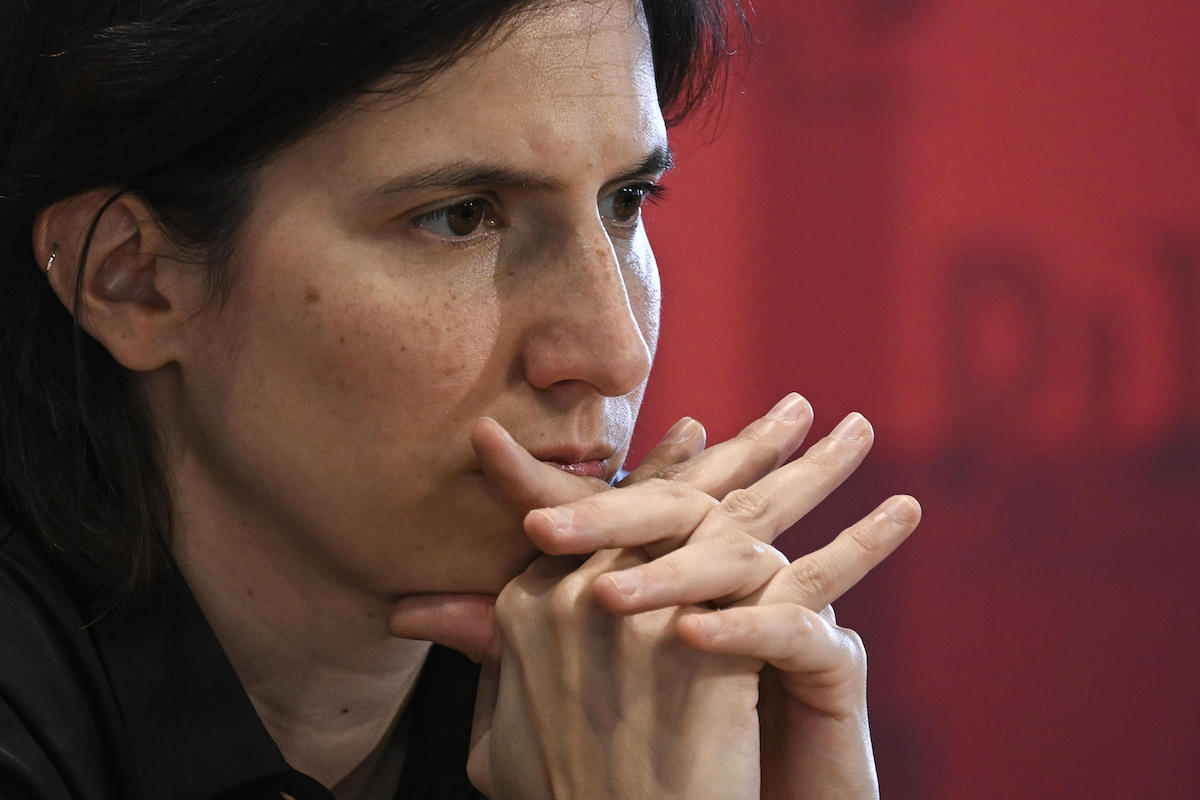 Elly Schlein propone di utilizzare l’extragettito Iva per ridurre le accise sui carburanti