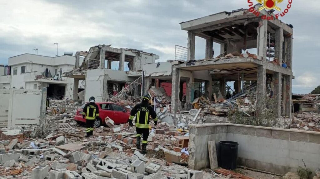 Esplosione a Roma, crolla palazzina: tre villette danneggiate e due feriti gravi