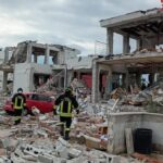 Esplosione a Roma, crolla palazzina: tre villette danneggiate e due feriti gravi