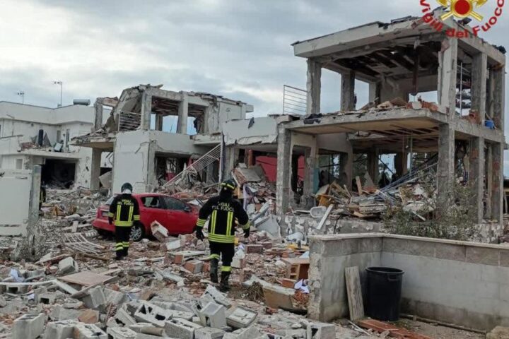 Esplosione a Roma, crolla palazzina: tre villette danneggiate e due feriti gravi