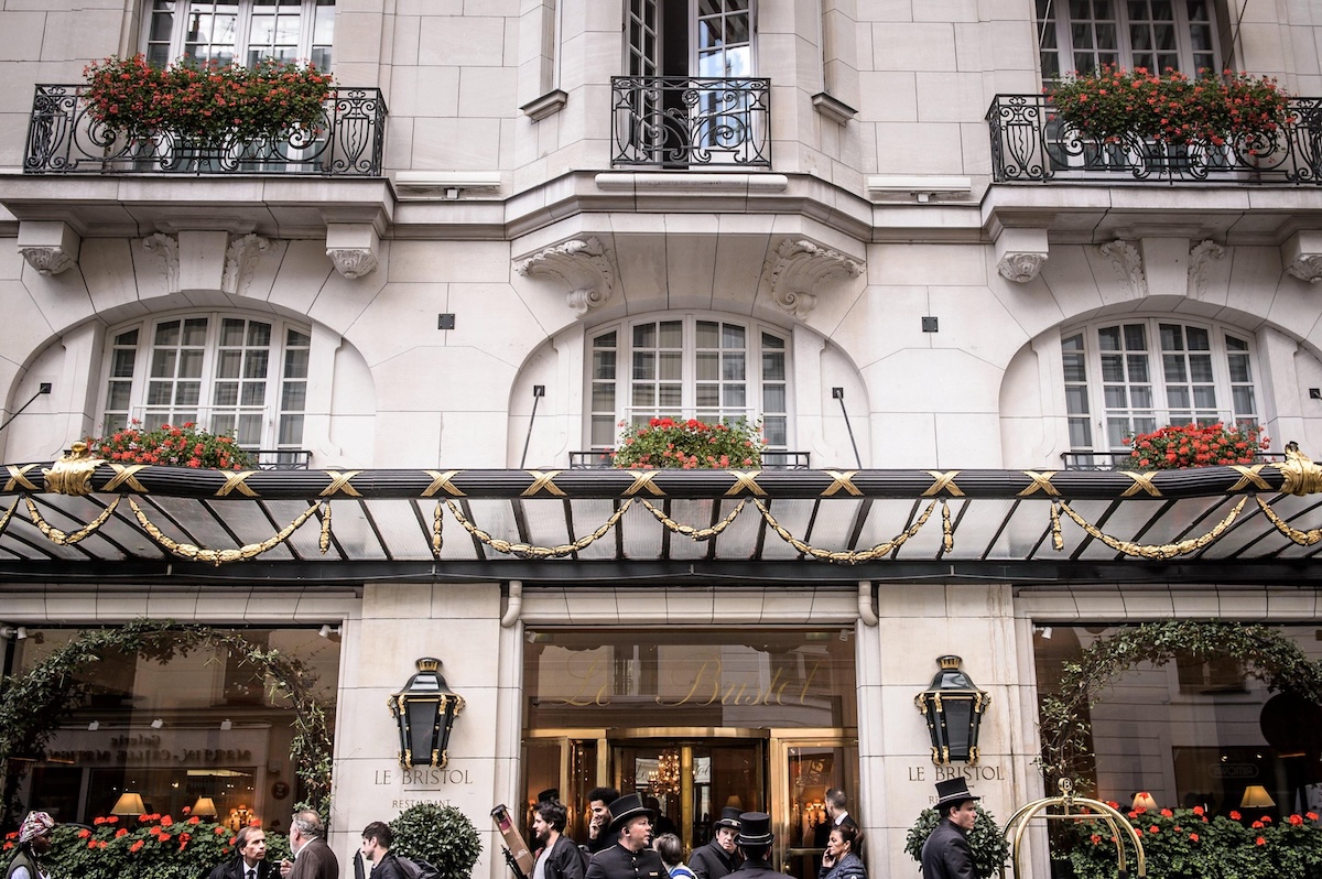 Evacuate 400 persone per un incendio all’hotel Le Bristol di Parigi