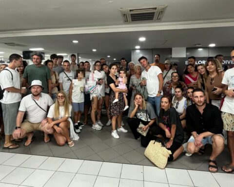 Famiglie pisane bloccate alle Maldive: voli cancellati e biglietti a 1.600 euro per bambini