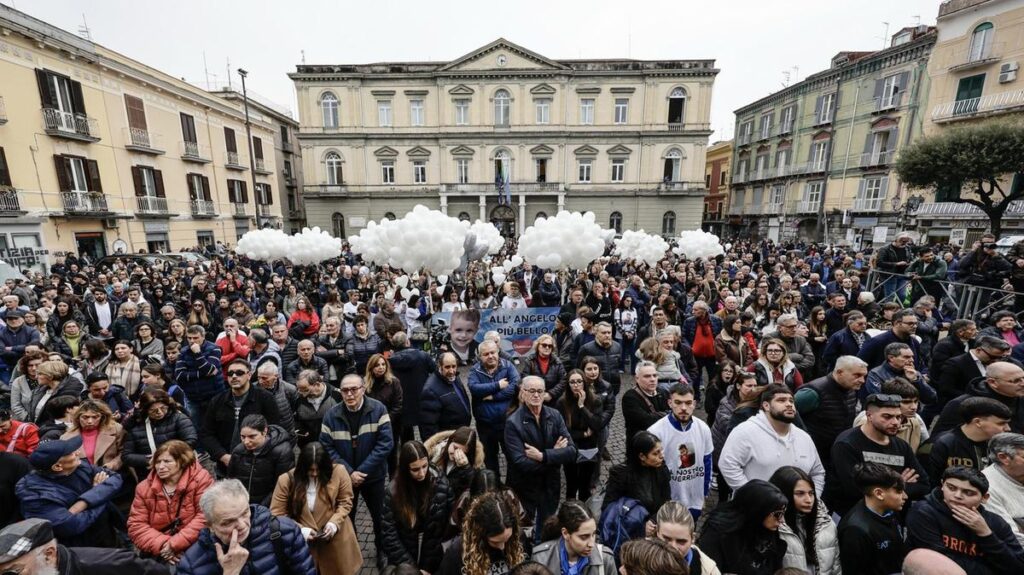 Folla e lacrime al funerale di Domenico Caliendo a Nola