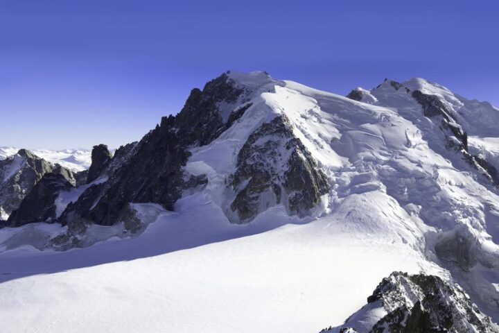 Frana sul Monte Bianco, morto alpinista italiano e ferito un compagno