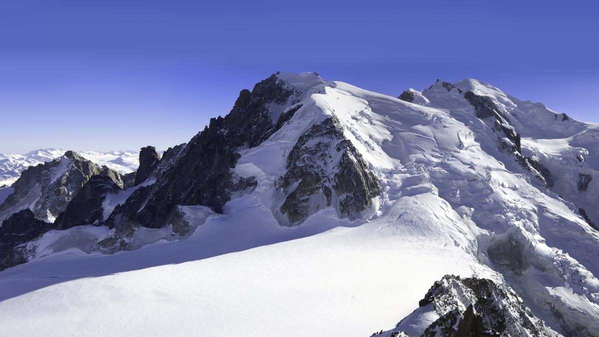Frana sul Monte Bianco, morto alpinista italiano e ferito un compagno