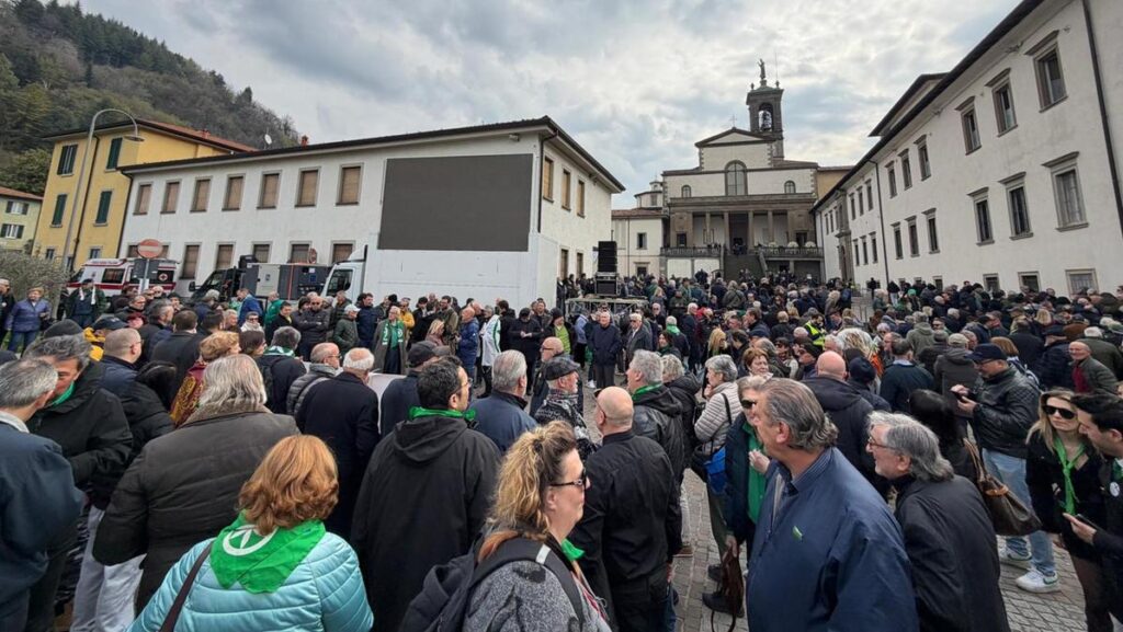 Funerali di Umberto Bossi a Pontida: il commosso saluto dei militanti leghisti