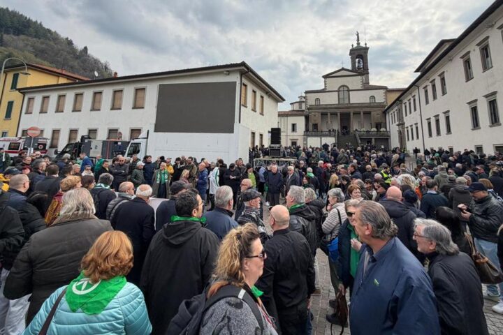 Funerali di Umberto Bossi a Pontida: il commosso saluto dei militanti leghisti