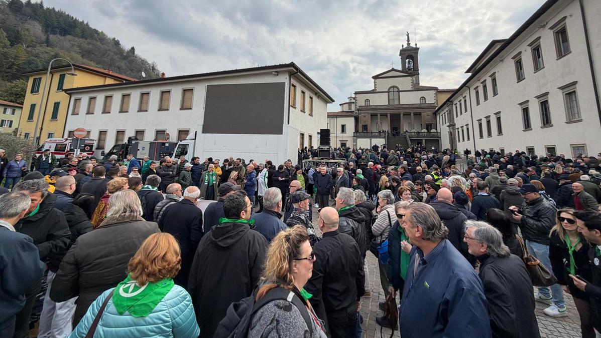Funerali di Umberto Bossi a Pontida: il commosso saluto dei militanti leghisti