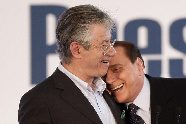 Funerali di Umberto Bossi a Pontida, la famiglia rifiuta la proposta di Stato