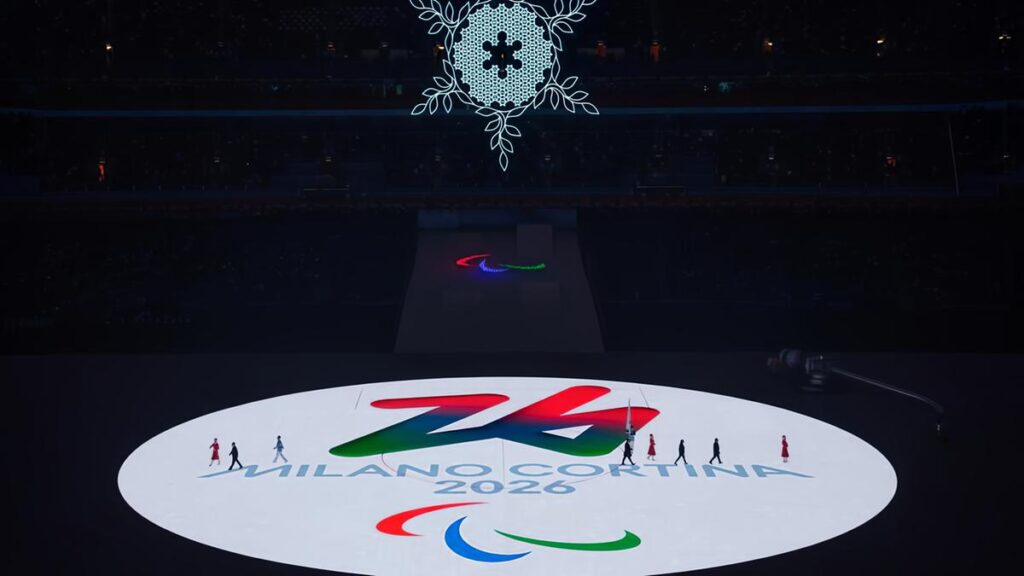 Giochi paralimpici di Milano-Cortina 2026: cerimonia senza portabandiera per tensioni politiche e boicottaggi