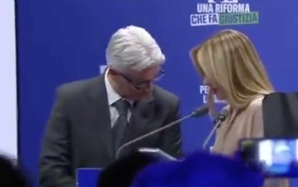 Giorgia Meloni colpita da un uomo sul palco: "Aspetto le dimissioni di Mattarella"