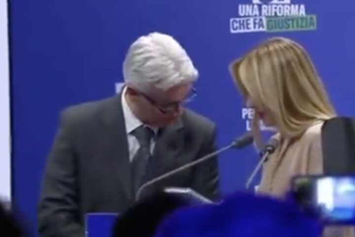 Giorgia Meloni colpita da un uomo sul palco: "Aspetto le dimissioni di Mattarella"