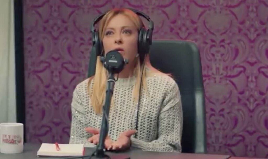 Giorgia Meloni interrompe l'intervista a Pulp Podcast per un problema con il microfono