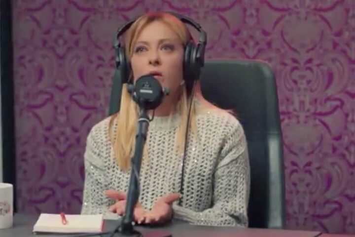 Giorgia Meloni interrompe l'intervista a Pulp Podcast per un problema con il microfono