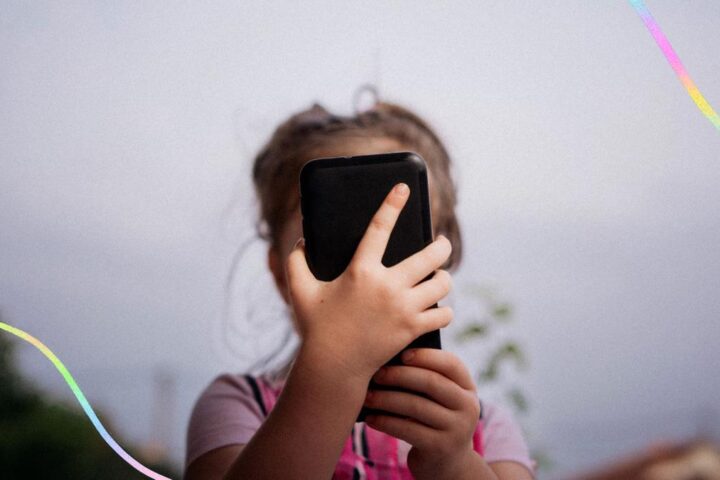 Giovani e smartphone: il divieto non basta, i genitori devono educare al digitale