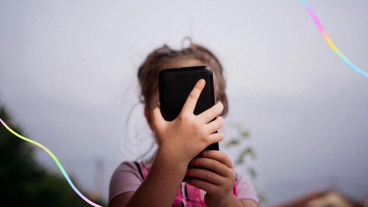 Giovani e smartphone: il divieto non basta, i genitori devono educare al digitale