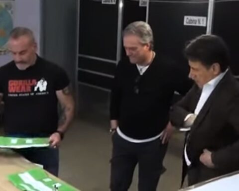 Giuseppe Conte dimentica la tessera elettorale al seggio durante il referendum sulla giustizia