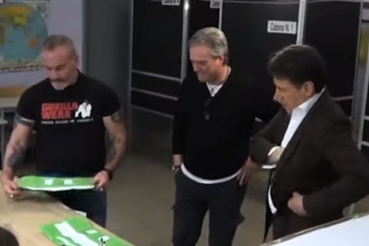 Giuseppe Conte dimentica la tessera elettorale al seggio durante il referendum sulla giustizia