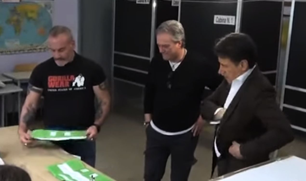 Giuseppe Conte dimentica la tessera elettorale al seggio durante il referendum sulla giustizia