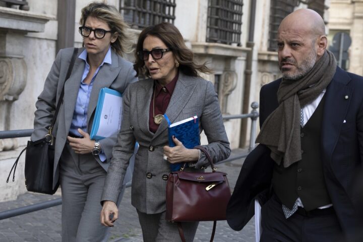 Governo in crisi, Santanchè si dimette e l'opposizione presenta mozione di sfiducia