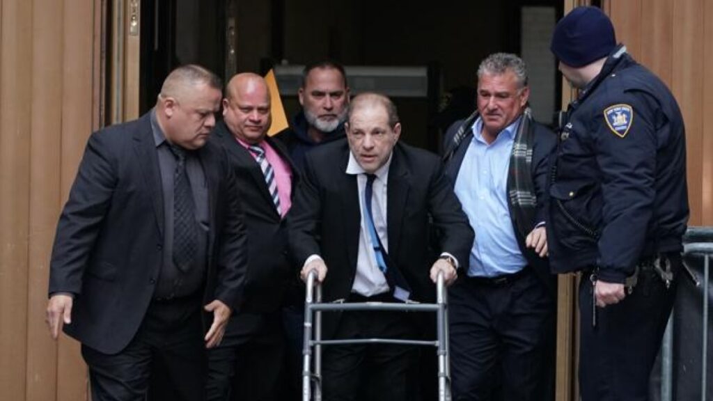 Harvey Weinstein racconta la vita in carcere a Rikers Island: «Mi sento innocente»