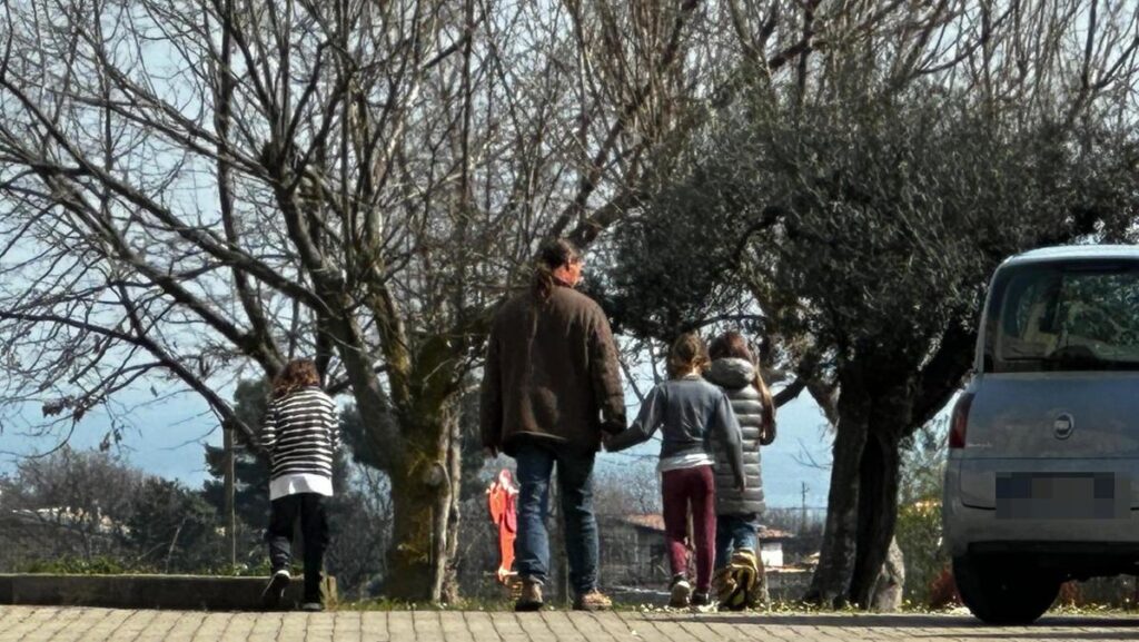 I bambini cresciuti nel bosco restano in casa famiglia dopo il ripristino delle relazioni con i minori