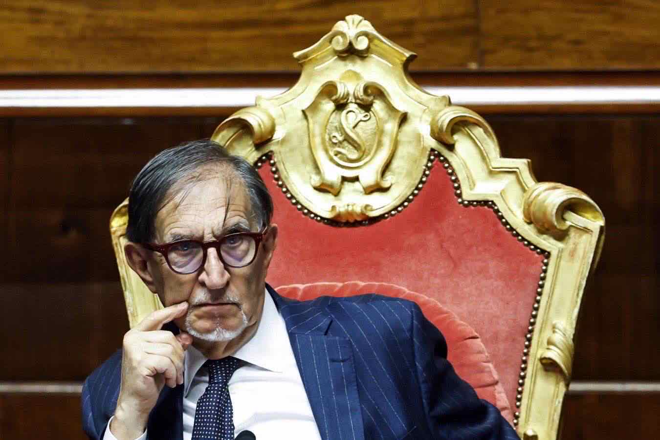 Ignazio La Russa insulta un senatore del Pd con microfono acceso al Senato