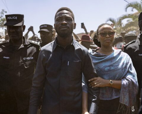 Il leader dell'opposizione ugandese Bobi Wine lascia il paese dopo due mesi di nascondiglio