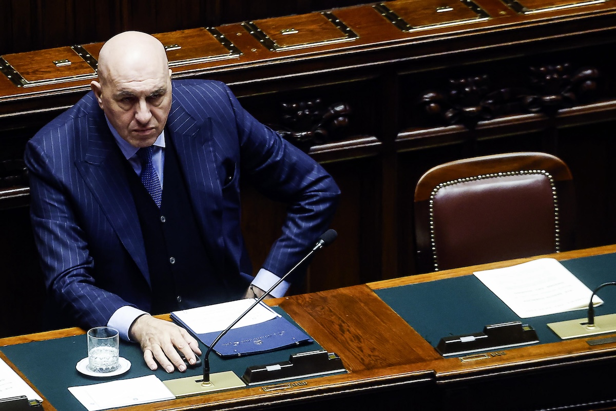 Il ministro della Difesa Guido Crosetto rientra in Italia dopo il blocco a Dubai