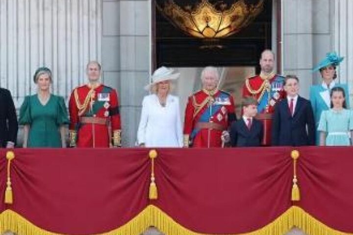 Il principe Edoardo incoraggia il team paralimpico britannico durante i Giochi di Milano Cortina