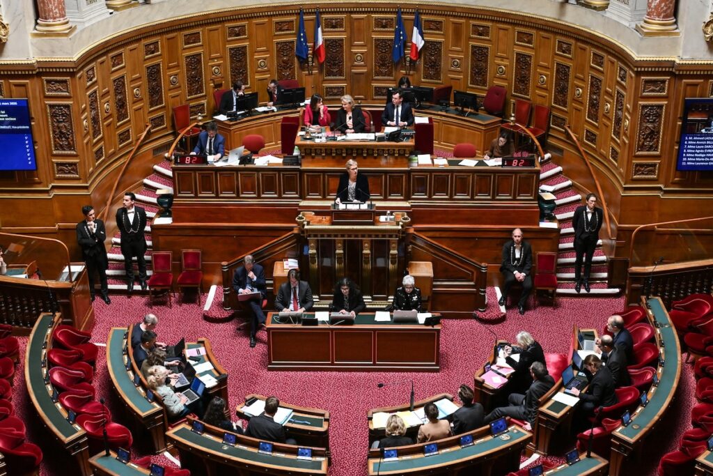 Il Senato francese approva una legge che limita l'accesso ai social media per minori di 15 anni