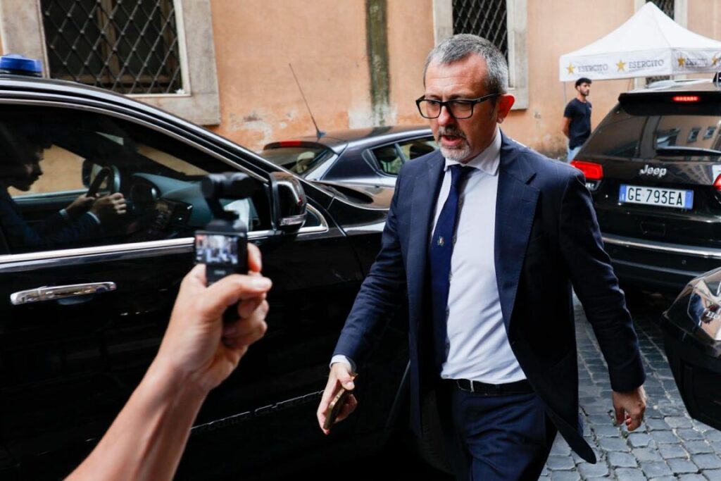 Il sottosegretario alla Giustizia Andrea Delmastro sotto analisi per la doppia vendita della quota nel ristorante legato a un clan camorristico