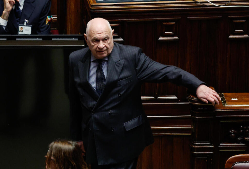 Il tour di Carlo Nordio in elicottero danneggia un campo di calcio in Basilicata