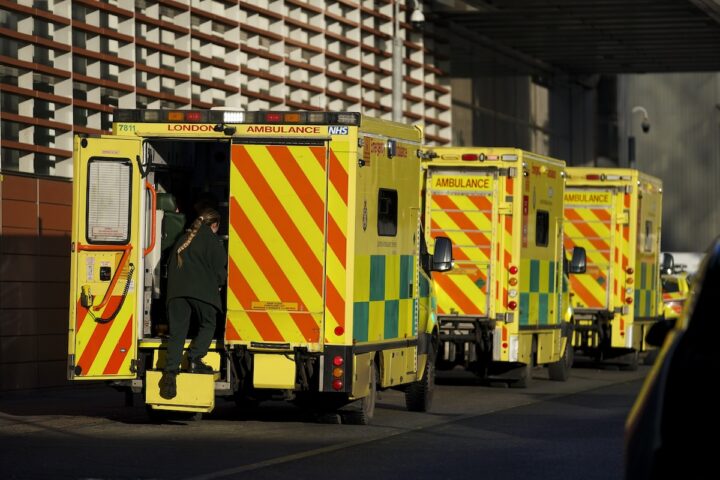 Incendiate quattro ambulanze dell’associazione ebraica Hatzolah a Londra