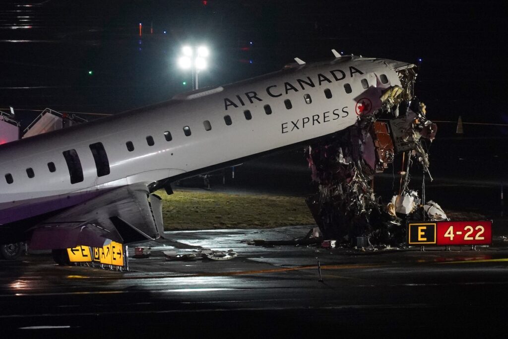 Incidente all'aeroporto LaGuardia: aereo Air Canada collide con veicolo dei vigili del fuoco