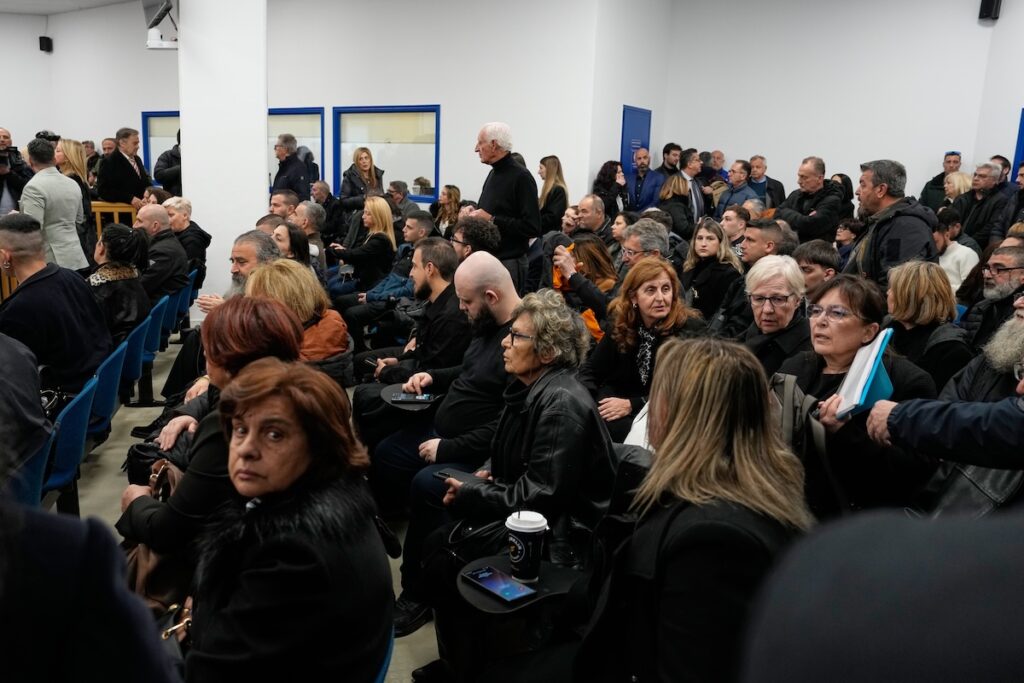 Inizia il processo per il disastro ferroviario del 2023 in Grecia, 36 imputati