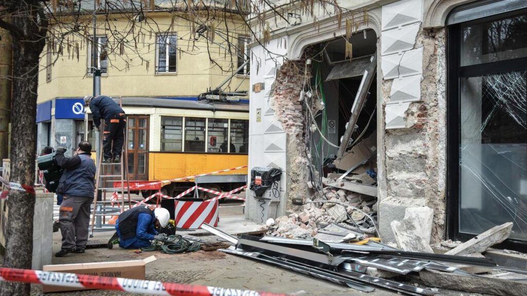 Investiga sulla telefonata e il deragliamento del tram a Milano: morti e feriti nell'incidente