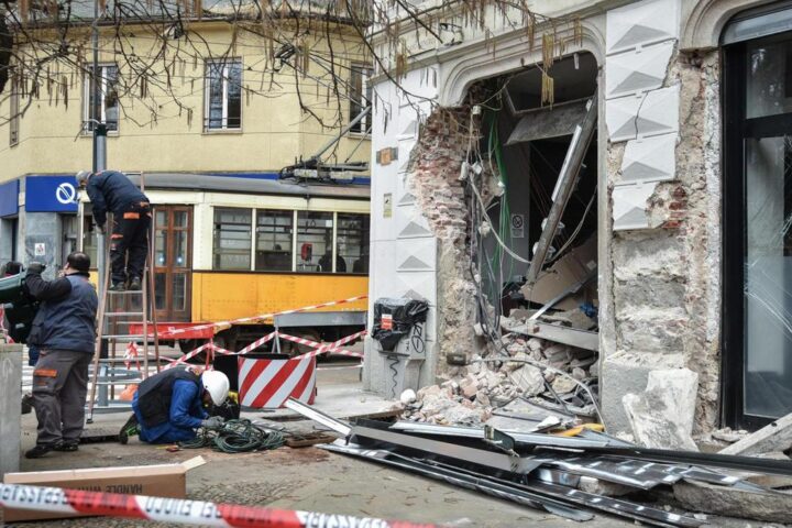 Investiga sulla telefonata e il deragliamento del tram a Milano: morti e feriti nell'incidente